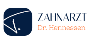 Logo des Zahnarztes Dr. Hennessen mit blauer und orangener Schrift vor weißem Hintergrund